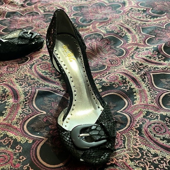 BCBG Peep Toe Pumps. Size 8.5! Color black. Leather upper! 4 inch heel! - Picture 10 of 11